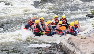 Migea Ukrayna - 17 Haziran 2017. Grup maceraperest su Nehri Migea Ukrayna adresindeki etkinliği 17 Haziran 2017 üzerinde rafting keyfi.