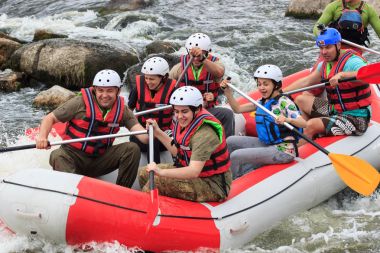 Migea Ukrayna - 17 Haziran 2017. Grup maceraperest su Nehri Migea Ukrayna adresindeki etkinliği 17 Haziran 2017 üzerinde rafting keyfi.
