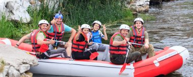 Migea Ukrayna - 17 Haziran 2017. Grup maceraperest su Nehri Migea Ukrayna adresindeki etkinliği 17 Haziran 2017 üzerinde rafting keyfi.