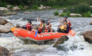 Migea Ukrayna - 17 Haziran 2017. Grup maceraperest su Nehri Migea Ukrayna adresindeki etkinliği 17 Haziran 2017 üzerinde rafting keyfi.
