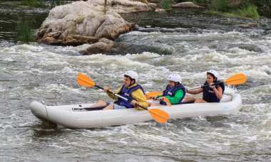 Migea Ukrayna - 17 Haziran 2017. Grup maceraperest su Nehri Migea Ukrayna adresindeki etkinliği 17 Haziran 2017 üzerinde rafting keyfi.
