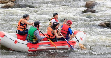 Migea Ukrayna - 17 Haziran 2017. Grup maceraperest su Nehri Migea Ukrayna adresindeki etkinliği 17 Haziran 2017 üzerinde rafting keyfi.