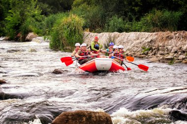 Migea Ukrayna - 17 Haziran 2017. Grup maceraperest su Nehri Migea Ukrayna adresindeki etkinliği 17 Haziran 2017 üzerinde rafting keyfi.