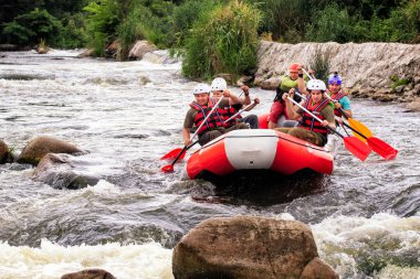Migea Ukrayna - 17 Haziran 2017. Grup maceraperest su Nehri Migea Ukrayna adresindeki etkinliği 17 Haziran 2017 üzerinde rafting keyfi.