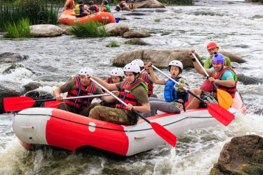 Migea Ukrayna - 17 Haziran 2017. Grup maceraperest su Nehri Migea Ukrayna adresindeki etkinliği 17 Haziran 2017 üzerinde rafting keyfi.