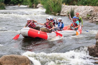 Migea Ukrayna - 17 Haziran 2017. Grup maceraperest su Nehri Migea Ukrayna adresindeki etkinliği 17 Haziran 2017 üzerinde rafting keyfi.