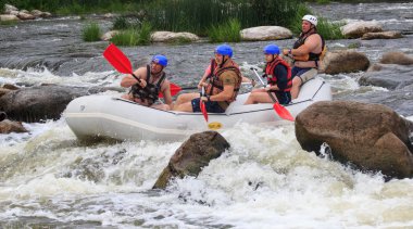 Migea Ukrayna - 17 Haziran 2017. Grup maceraperest su Nehri Migea Ukrayna adresindeki etkinliği 17 Haziran 2017 üzerinde rafting keyfi.