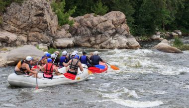 Migea Ukrayna - 17 Haziran 2017. Grup maceraperest su Nehri Migea Ukrayna adresindeki etkinliği 17 Haziran 2017 üzerinde rafting keyfi.