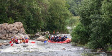 Migea Ukrayna - 17 Haziran 2017. Grup maceraperest su Nehri Migea Ukrayna adresindeki etkinliği 17 Haziran 2017 üzerinde rafting keyfi.