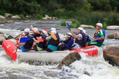 Migea Ukrayna - 17 Haziran 2017. Grup maceraperest su Nehri Migea Ukrayna adresindeki etkinliği 17 Haziran 2017 üzerinde rafting keyfi.