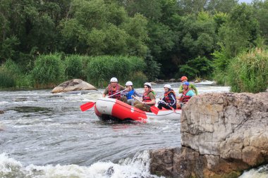 Migea Ukrayna - 17 Haziran 2017. Grup maceraperest su Nehri Migea Ukrayna adresindeki etkinliği 17 Haziran 2017 üzerinde rafting keyfi.