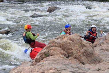 Migea Ukrayna - 17 Haziran 2017. Grup maceraperest su Nehri Migea Ukrayna adresindeki etkinliği 17 Haziran 2017 üzerinde rafting keyfi.