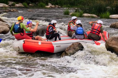Migea Ukrayna - 17 Haziran 2017. Grup maceraperest su Nehri Migea Ukrayna adresindeki etkinliği 17 Haziran 2017 üzerinde rafting keyfi.