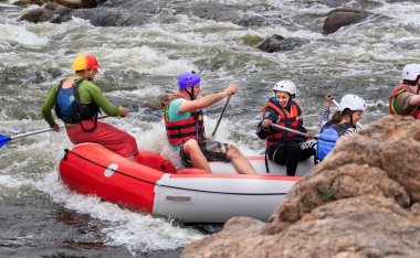 Migea Ukrayna - 17 Haziran 2017. Grup maceraperest su Nehri Migea Ukrayna adresindeki etkinliği 17 Haziran 2017 üzerinde rafting keyfi.