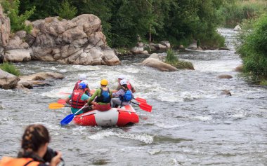 Migea Ukrayna - 17 Haziran 2017. Grup maceraperest su Nehri Migea Ukrayna adresindeki etkinliği 17 Haziran 2017 üzerinde rafting keyfi.