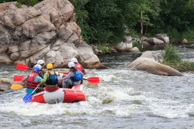 Migea Ukrayna - 17 Haziran 2017. Grup maceraperest su Nehri Migea Ukrayna adresindeki etkinliği 17 Haziran 2017 üzerinde rafting keyfi.