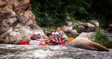 Migea Ukrayna - 17 Haziran 2017. Grup maceraperest su Nehri Migea Ukrayna adresindeki etkinliği 17 Haziran 2017 üzerinde rafting keyfi.