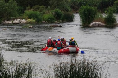 Migea Ukrayna - 17 Haziran 2017. Grup maceraperest su Nehri Migea Ukrayna adresindeki etkinliği 17 Haziran 2017 üzerinde rafting keyfi.