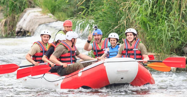 Migea Ukraina - 17 czerwca 2017 r. Grupa poszukiwacza przygód, ciesząc się wody rafting aktywności w rzece Migea Ukraina na 17 czerwca 2017 r.. — Zdjęcie stockowe