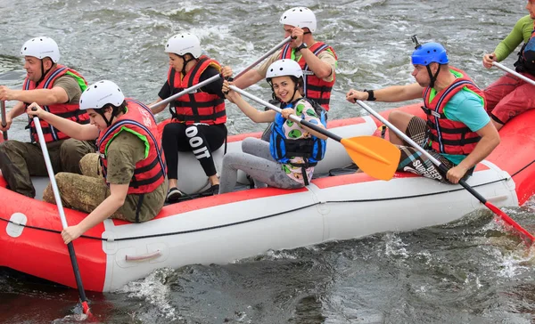 Migea Ukraina - 17 juni 2017. Grupp av äventyrare njuter vatten rafting aktivitet vid floden Migea Ukraina den 17 juni, 2017. — Stockfoto