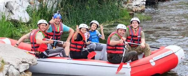 Migea Ucrania - 17 de junio de 2017. Grupo de aventureros disfrutando de la actividad de rafting acuático en el río Migea Ucrania en junio 17, 2017 . — Foto de Stock