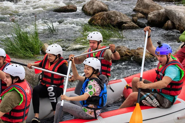 Migea Ukraine - June 17, 2017. Group of adventurer enjoying water rafting activity at river Migea Ukraine on June 17, 2017. — Stock Photo, Image