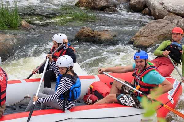 Migea Ukraine - June 17, 2017. Group of adventurer enjoying water rafting activity at river Migea Ukraine on June 17, 2017. — Stock Photo, Image