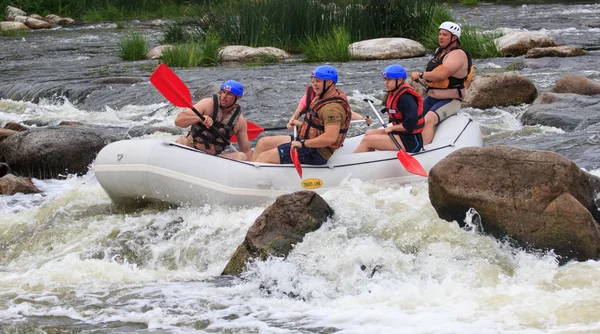 Migea Ucrânia - 17 de junho de 2017. Grupo de aventureiro desfrutando de atividade de rafting no rio Migea Ucrânia em junho 17, 2017 . — Fotografia de Stock