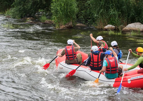 Migea Ucrânia - 17 de junho de 2017. Grupo de aventureiro desfrutando de atividade de rafting no rio Migea Ucrânia em junho 17, 2017 . — Fotografia de Stock