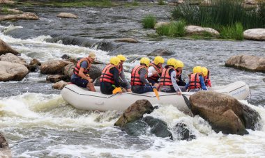Migea Ukrayna - 17 Haziran 2017. Grup maceraperest su Nehri Migea Ukrayna adresindeki etkinliği 17 Haziran 2017 üzerinde rafting keyfi.