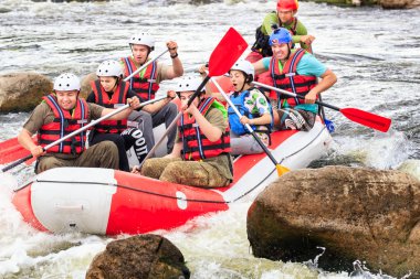 Migea Ukrayna - 17 Haziran 2017. Grup maceraperest su Nehri Migea Ukrayna adresindeki etkinliği 17 Haziran 2017 üzerinde rafting keyfi.