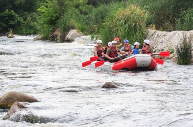 Migea Ukrayna - 17 Haziran 2017. Grup maceraperest su Nehri Migea Ukrayna adresindeki etkinliği 17 Haziran 2017 üzerinde rafting keyfi.