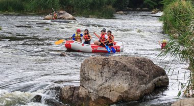 Migea Ukrayna - 17 Haziran 2017. Grup maceraperest su Nehri Migea Ukrayna adresindeki etkinliği 17 Haziran 2017 üzerinde rafting keyfi.