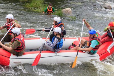 Migea Ukrayna - 17 Haziran 2017. Grup maceraperest su Nehri Migea Ukrayna adresindeki etkinliği 17 Haziran 2017 üzerinde rafting keyfi.