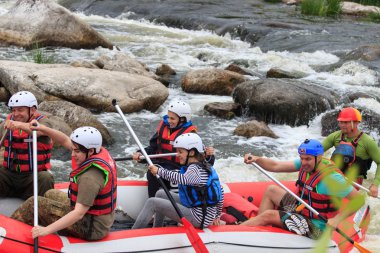 Migea Ukrayna - 17 Haziran 2017. Grup maceraperest su Nehri Migea Ukrayna adresindeki etkinliği 17 Haziran 2017 üzerinde rafting keyfi.