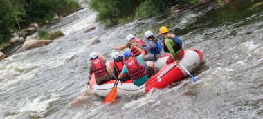 Migea Ukrayna - 17 Haziran 2017. Grup maceraperest su Nehri Migea Ukrayna adresindeki etkinliği 17 Haziran 2017 üzerinde rafting keyfi.