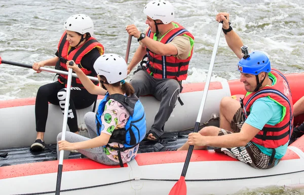 Migea Ukraine - June 17, 2017. Group of adventurer enjoying water rafting activity at river Migea Ukraine on June 17, 2017. — Stock Photo, Image