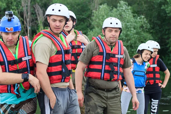 Migea Ukraine - June 17, 2017. Group of adventurer enjoying water rafting activity at river Migea Ukraine on June 17, 2017. — Stock Photo, Image