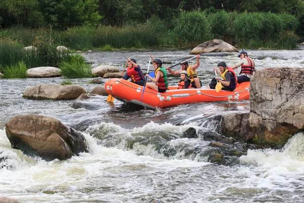 Migea Ukraine - June 17, 2017. Group of adventurer enjoying water rafting activity at river Migea Ukraine on June 17, 2017. — Stock Photo, Image