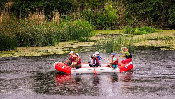 Migea Ucrânia - 17 de junho de 2017. Grupo de aventureiro desfrutando de atividade de rafting no rio Migea Ucrânia em junho 17, 2017 . — Fotografia de Stock
