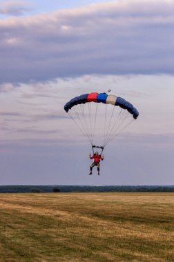 Sutiski, Ukrayna - 24 Haziran 2017: Skydivers iniş sonra bir paraşüt taşır. Skydive Ukrayna olduğunu Sutiski Aerodrome yaklaşık 20 km Vinitsa, Ukrayna'nın güneybatısında bulunan havadalışı Merkezi.