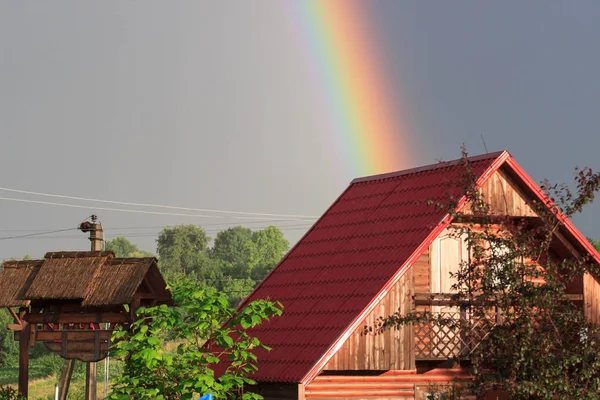 Naturalne tęcza nad dachem domu — Zdjęcie stockowe