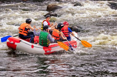Migea Ukrayna - 17 Haziran 2017. Grup maceraperest su Nehri Migea Ukrayna adresindeki etkinliği 17 Haziran 2017 üzerinde rafting keyfi.