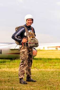 Sutiski, Ukrayna - 24 Haziran 2017: Skydivers iniş sonra bir paraşüt taşır. Skydive Ukrayna olduğunu Sutiski Aerodrome yaklaşık 20 km Vinitsa, Ukrayna'nın güneybatısında bulunan havadalışı Merkezi.