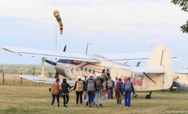 Sutiski, Ukrayna - 24 Haziran 2017: Skydivers iniş sonra bir paraşüt taşır. Skydive Ukrayna olduğunu Sutiski Aerodrome yaklaşık 20 km Vinitsa, Ukrayna'nın güneybatısında bulunan havadalışı Merkezi.