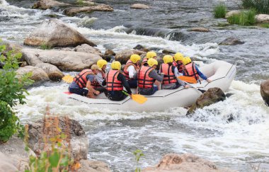 Migea Ukrayna - 17 Haziran 2017. Grup maceraperest su Nehri Migea Ukrayna adresindeki etkinliği 17 Haziran 2017 üzerinde rafting keyfi.