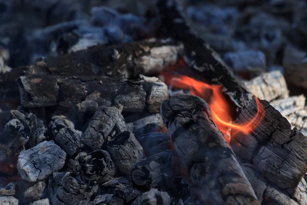 Kömür ocağı yanan ızgara. — Stok fotoğraf