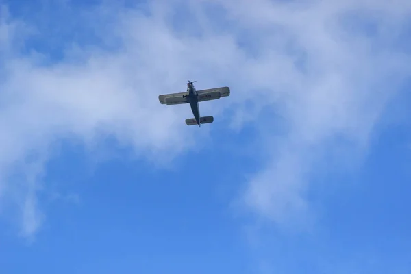 Sutiski, Ucrânia - 24 de junho de 2017: Skydivers carrega um paraquedas após o desembarque. Skydive Ucrânia é o centro de paraquedismo localizado no aeródromo de Sutiski, cerca de 20 km a sudoeste de Vinitsa, Ucrânia . — Fotografia de Stock