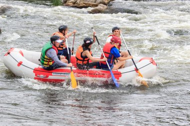Migea Ukrayna - 17 Haziran 2017. Grup maceraperest su Nehri Migea Ukrayna adresindeki etkinliği 17 Haziran 2017 üzerinde rafting keyfi.