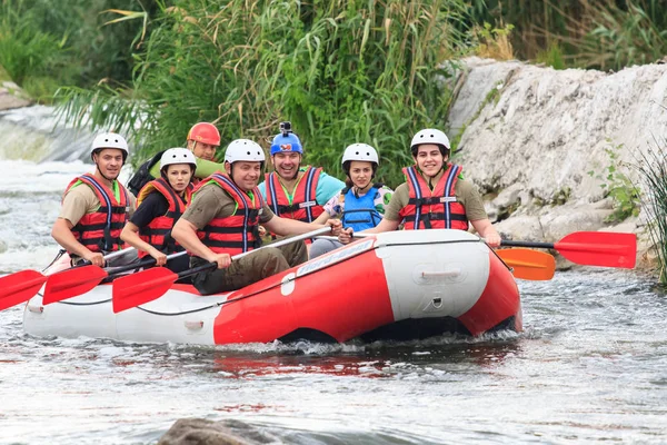 Migea Ukraine - June 17, 2017. Group of adventurer enjoying water rafting activity at river Migea Ukraine on June 17, 2017. — Stock Photo, Image